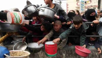 Niños mueren por desnutrición en Gaza, alimentos siguen sin poder entrar al territorio
