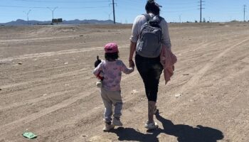 Profesionistas de Sudamérica abandonan sus oficios para llegar a la frontera de México - EU