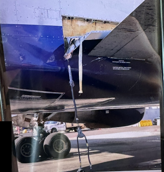 tobogán de emergencia cae de avión de delta tras despegar
