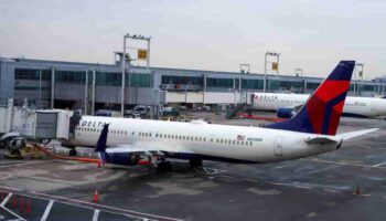 Tobogán de emergencia cae de avión de Delta tras despegar