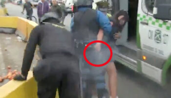 Mujer arrebata pistola a policía y dispara contra guardia | Video