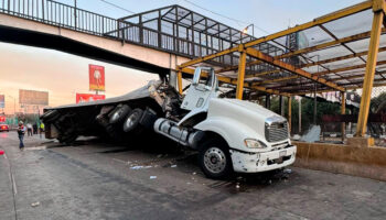 Vuelca tráiler en Circuito Interior y cae sobre malla de la Línea 5 del Metro