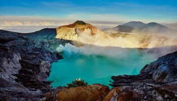 Turista fallece tras caer el cráter de volcán activo mientras se tomaba fotos