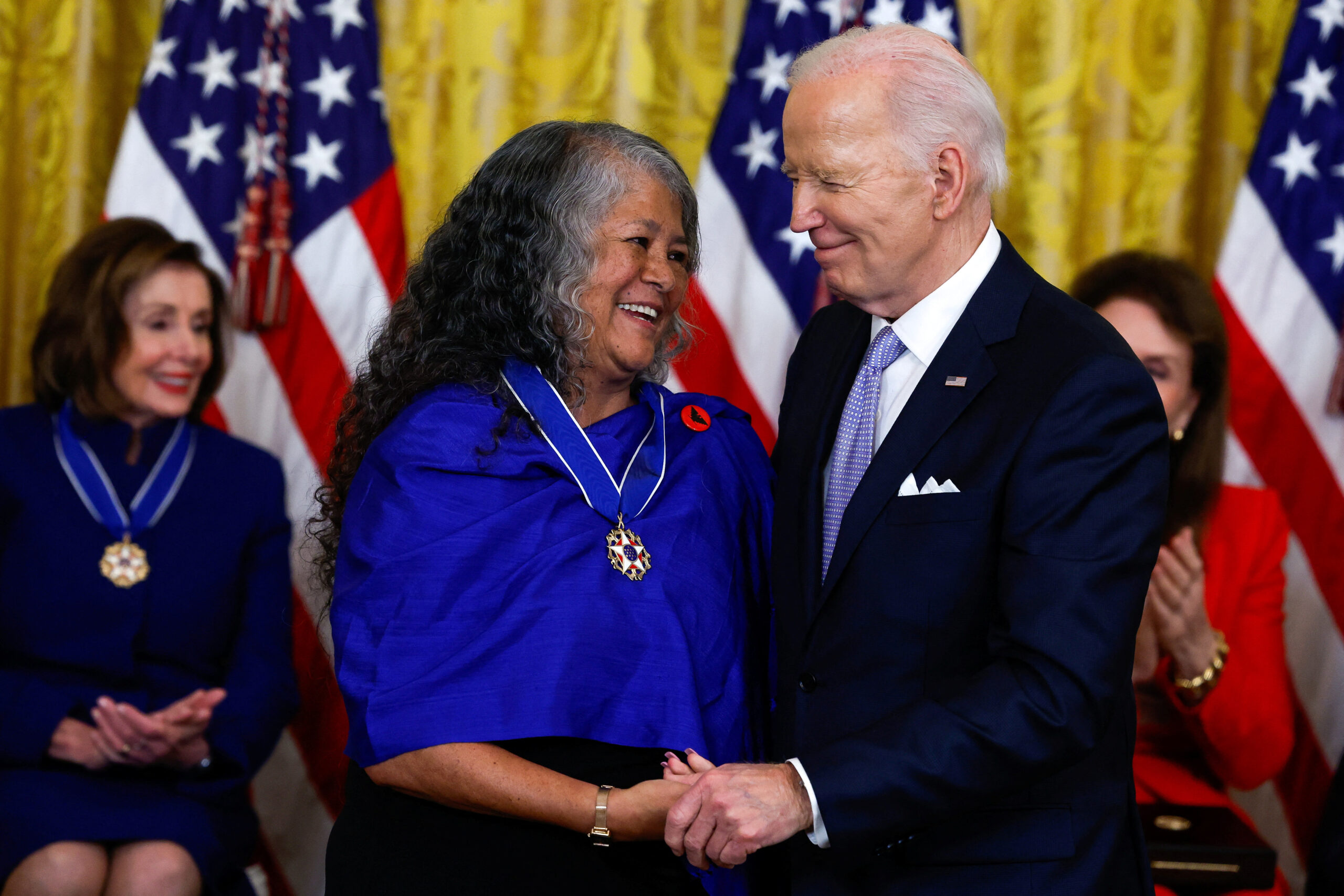 biden condecora a 19 con medalla de la libertad, entre ellas, a la primera mujer hispana en viajar al espacio