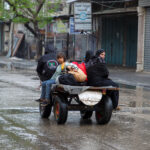 Civiles palestinos evacuan Rafah