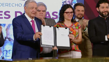 AMLO celebra 1 de mayo con firma de decreto de creación del Fondo de Pensiones del Bienestar