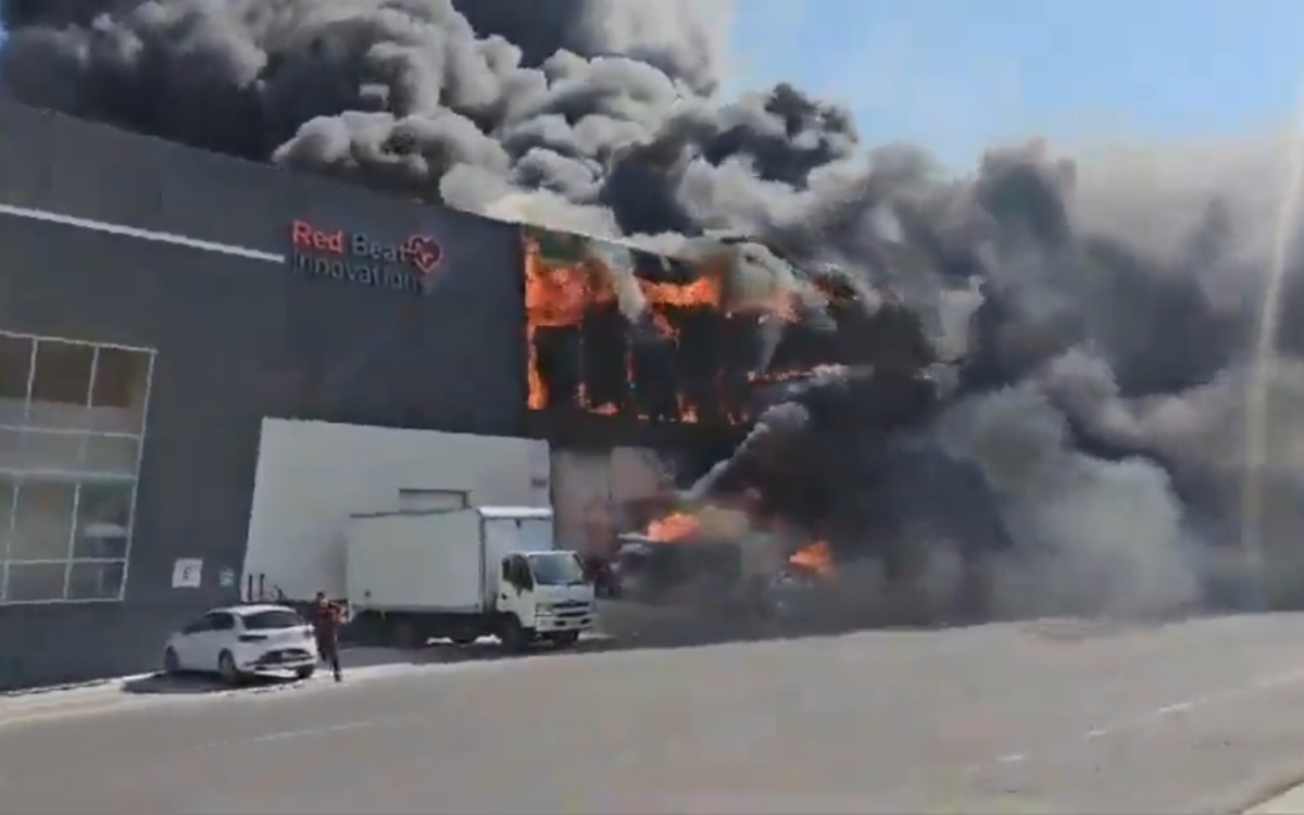 Fuerte incendio consume el parque industrial de Querétaro | Videos