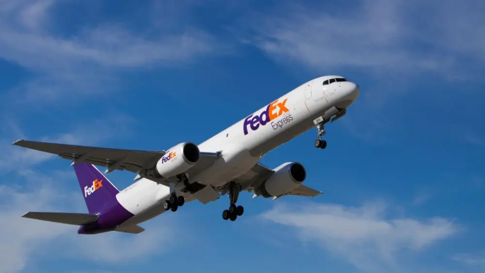 Boeing de FedEx aterriza sobre su fuselaje en Estambul | Video