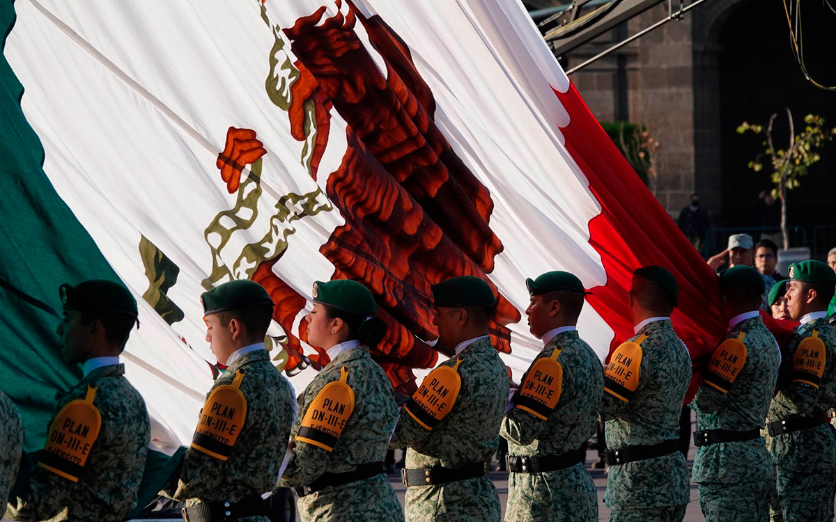 ¿Por qué la bandera sí debe estar izada durante marcha de la ‘Marea Rosa’?