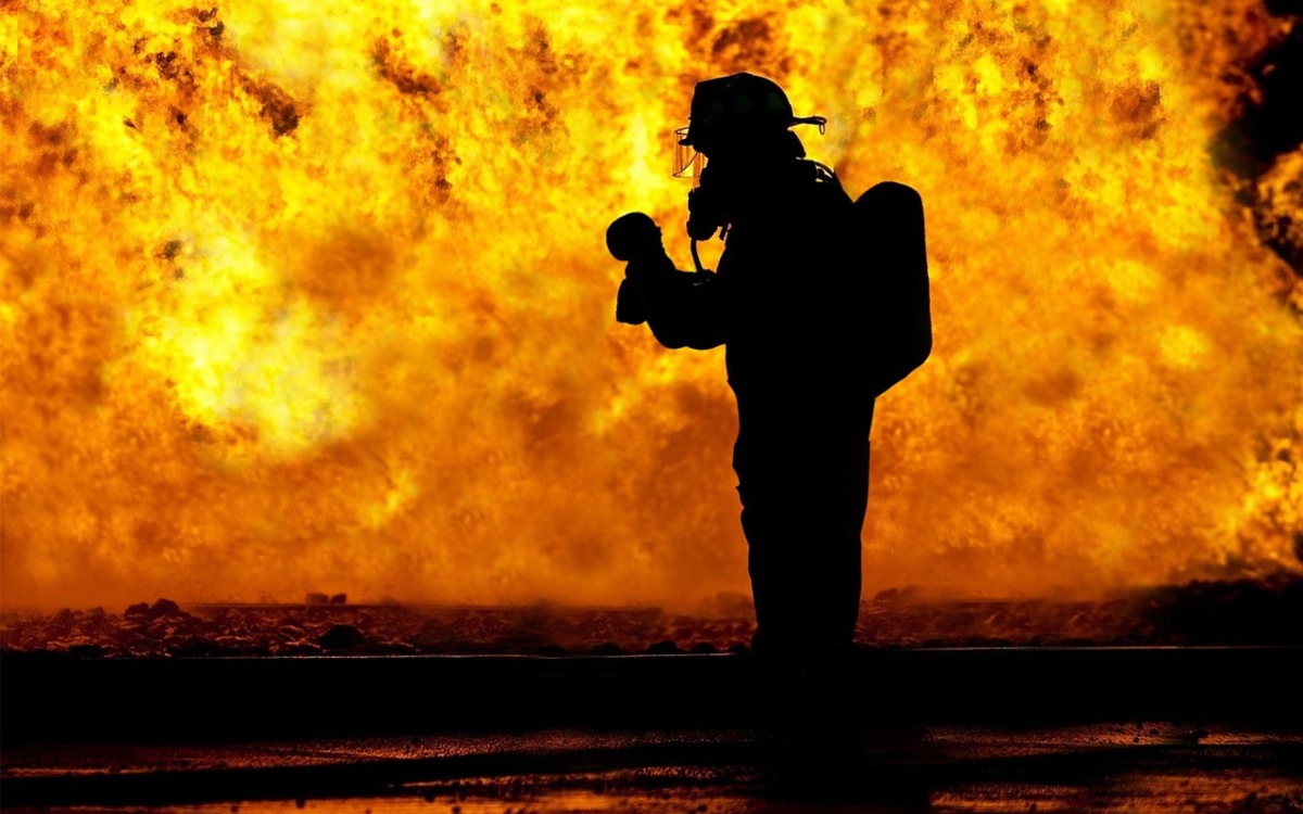 Cae bombero que provocó incendio en Chile que causó casi 140 muertes