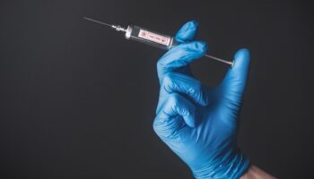 Crean vacuna que logra suprimir cáncer y frenar metástasis en ratones