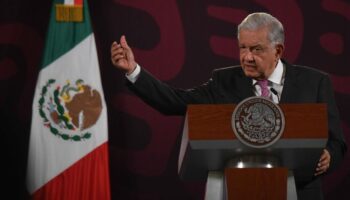 AMLO tacha de hipócrita discurso opositor sobre apoyos sociales mientras a él lo llaman 'comunista y populista'