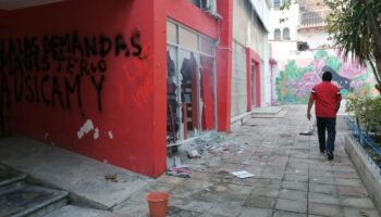 Maestros de la CNTE vandalizan oficinas de partidos políticos en Chiapas