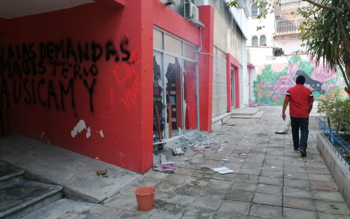 Maestros de la CNTE vandalizan oficinas de partidos políticos en Chiapas