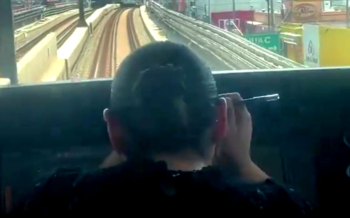 Conductora del Metro grabada maquillándose; gobierno CDMX investiga