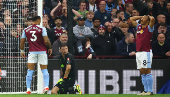 Así fue el increíble error de Dibu Martínez en la Premier League | Video