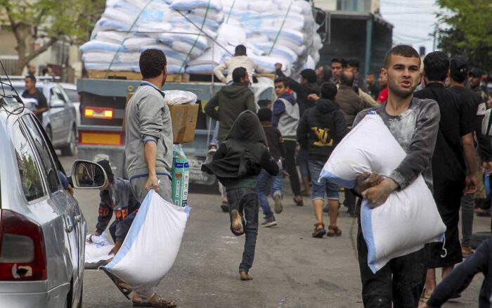 Palestinos evacuan Rafah