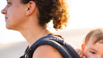 Maternidad, trabajo y baja movilidad social | Artículo de Roberto Vélez