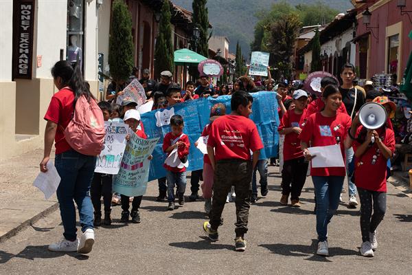 menores indígenas marcharon contra la explotación infantil en chiapas