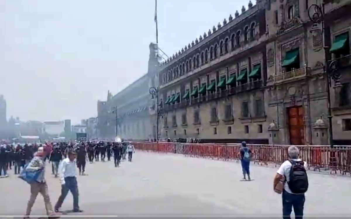 En protesta por normal de Ayotzinapa se lanzan petardos a Palacio Nacional