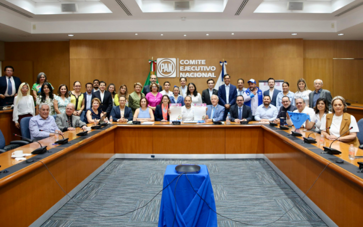 El PAN firma 17 compromisos para defender 'la vida y la familia' con Gálvez como gran ausente
