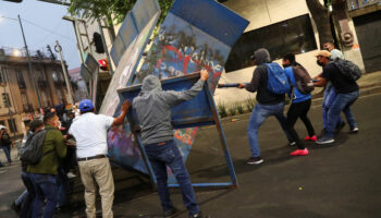 Blindan Segob, normalistas tiran vallas y Alcalde dice que las puertas están ‘abiertas’