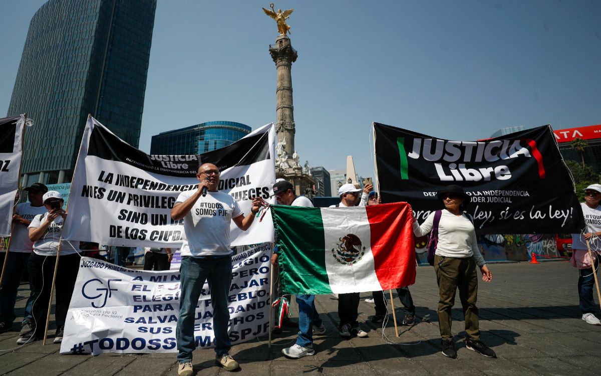 Trabajadores del Poder Judicial protestan contra propuesta de AMLO para elegir jueces