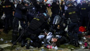 Arrestan a decenas de estudiantes de UCLA por protestas propalestina