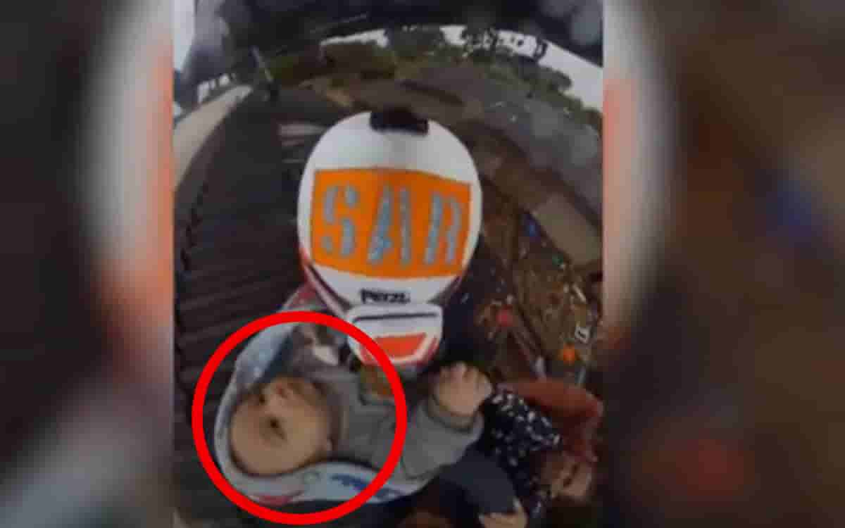 Video |  It was the rescue of a baby from the roof of a house after a devastating flood in Brazil.