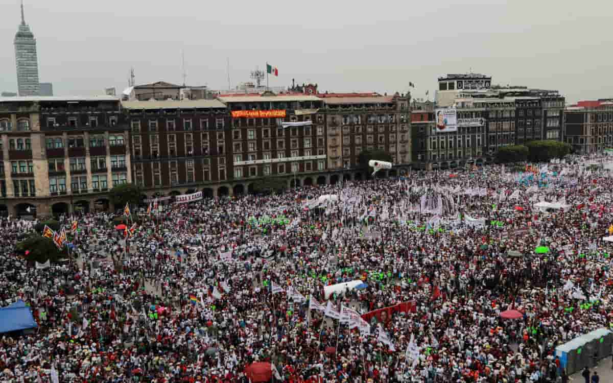 Videos y fotos | Simpatizantes de Sheinbaum y maestros de la CNTE se dividen el Zócalo