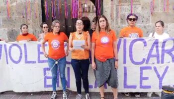 Jalisco: Mujeres se encadenan e inician huelga de hambre contra violencia vicaria