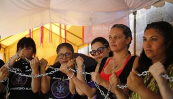 Mujeres se encadenan en Jalisco para exigir ley contra violencia vicaria | Video