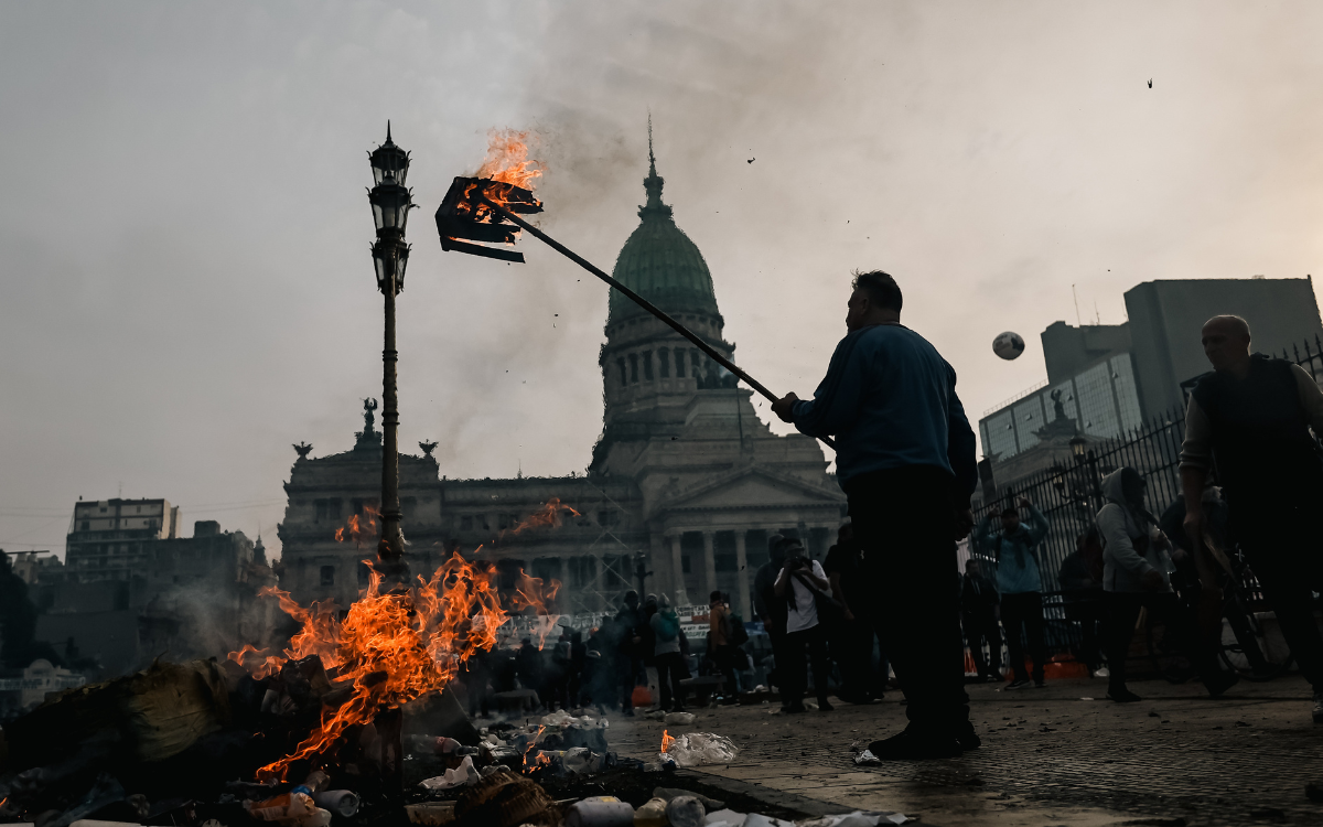 El Gobierno de Milei tacha las protestas frente a Senado de “sedición” y “golpe de Estado” | Videos de protestas