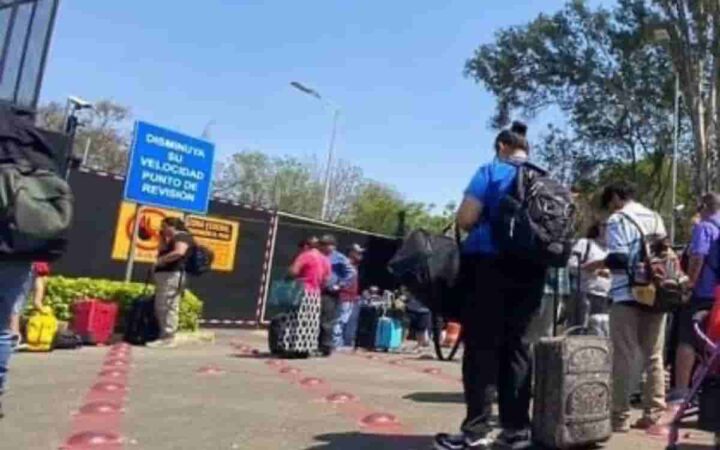 Aeropuerto de Oaxaca cancela vuelos por bloqueo de la Sección 22 de la CNTE