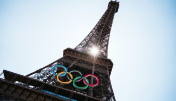 París 2024: La Torre Eiffel se viste con los aros olímpicos | Video