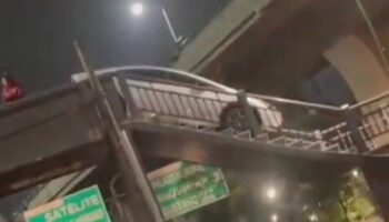 ¿Hombre cruzó puente peatonal de Naucalpan en su auto? Esto sabemos | Video