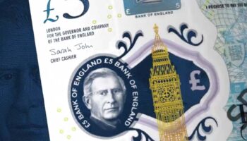 Entran en circulación los nuevos billetes británicos con la figura de Carlos III | Video