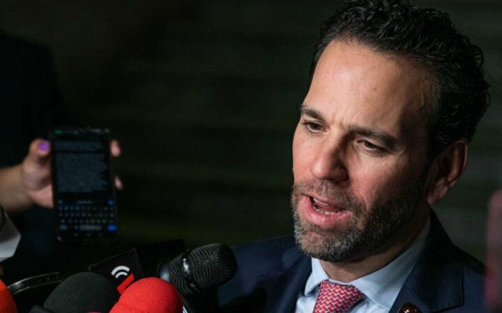 UIF responde a Loret de Mola: Sí investiga a 'Latinus' pero no a él ni a Brozo