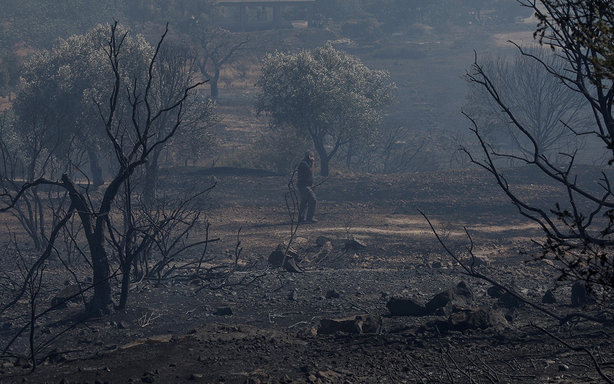 Gran incendio a las afueras de Atenas obliga a evacuar a miles de personas