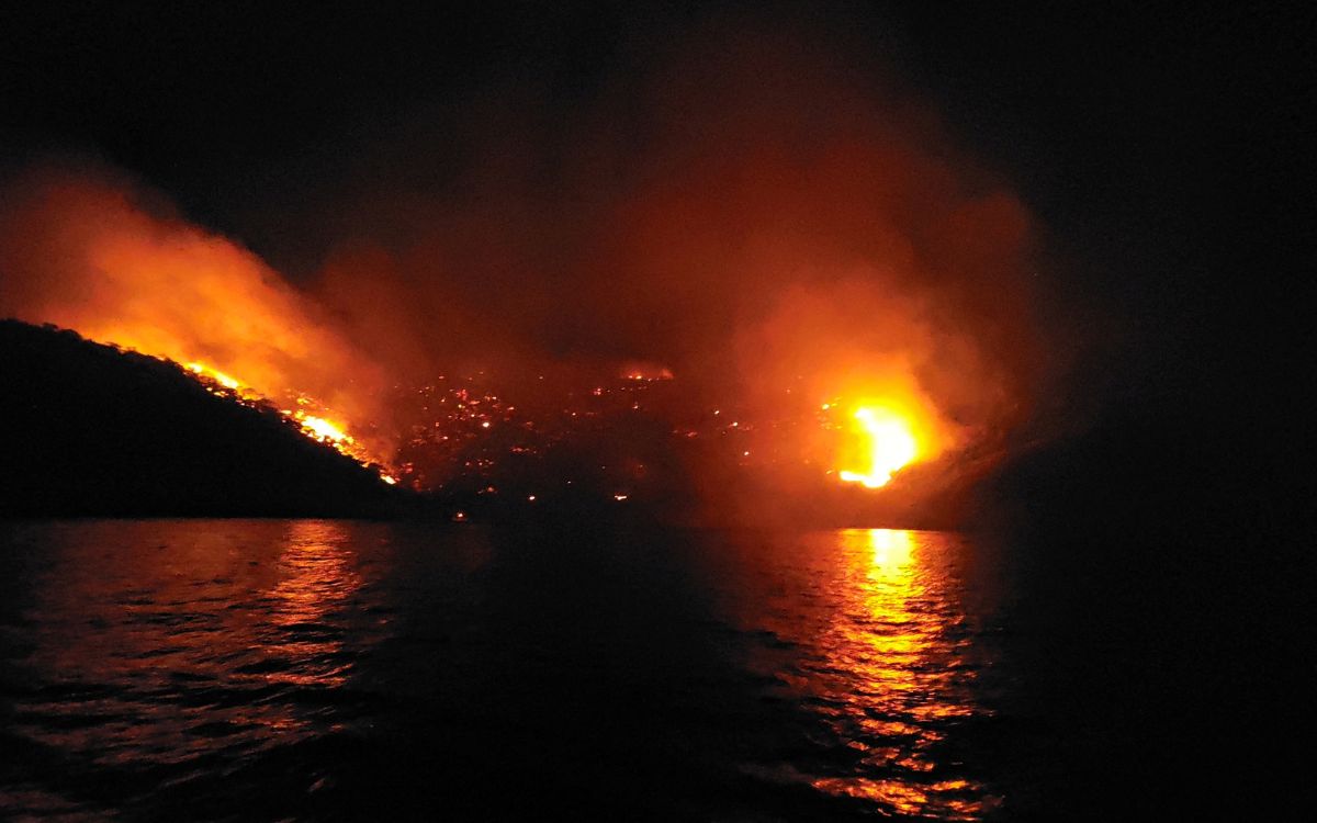 Encarcelado capitán de yate turístico por incendio provocado a una isla en Grecia