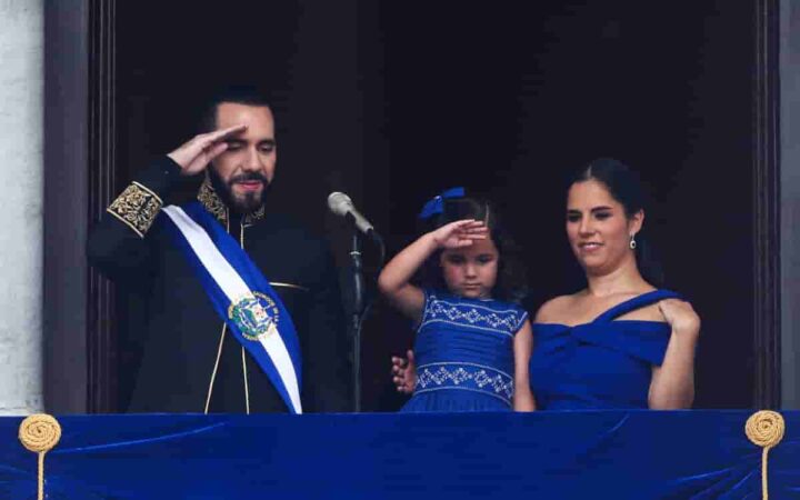 Video | Hija de Bukele le roba protagonismo a su padre en investidura Video | Hija de Bukele le roba protagonismo a su padre en investidura