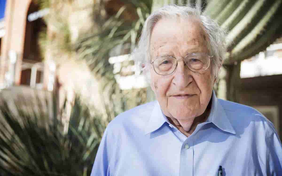 Noam Chomsky es dado de alta de un hospital de Sao Paulo