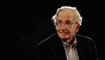 Noam Chomsky hospitalizado tras sufrir un derrame cerebral