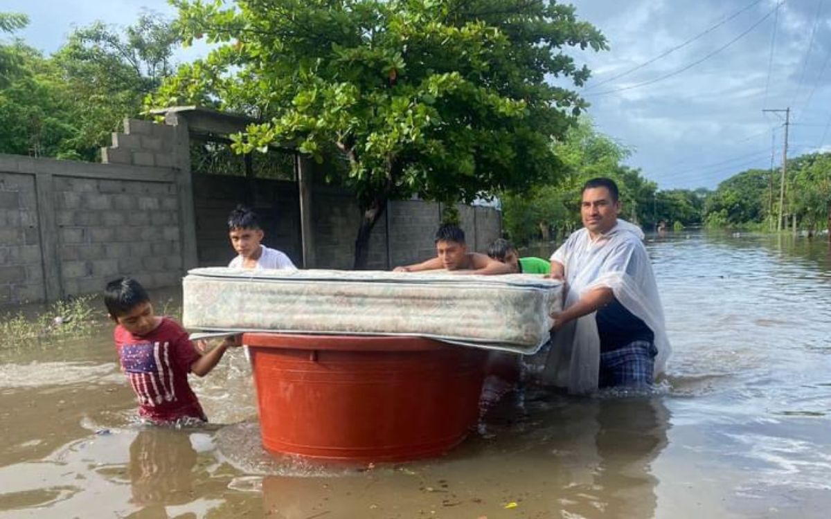 Piden declarar emergencia por inundaciones en Ixhuatán, Oaxaca; autoridades activan refugios