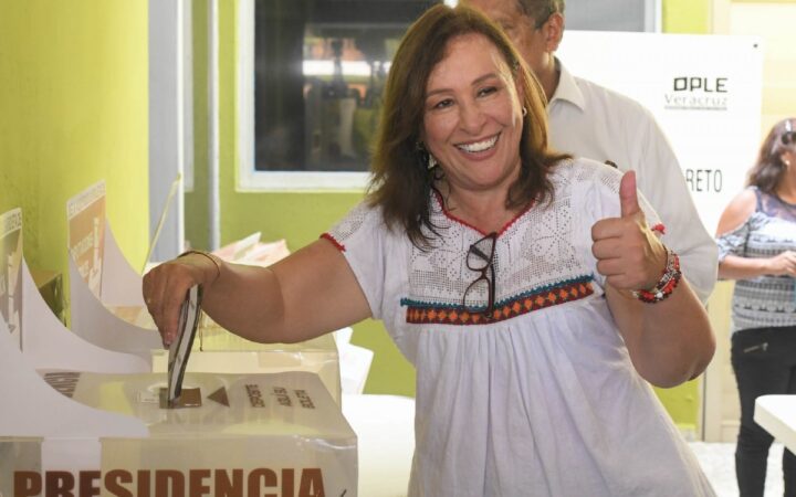 Rocío Nahle vota en Coatzacoalcos; 'A la fila', le gritan ciudadanos
