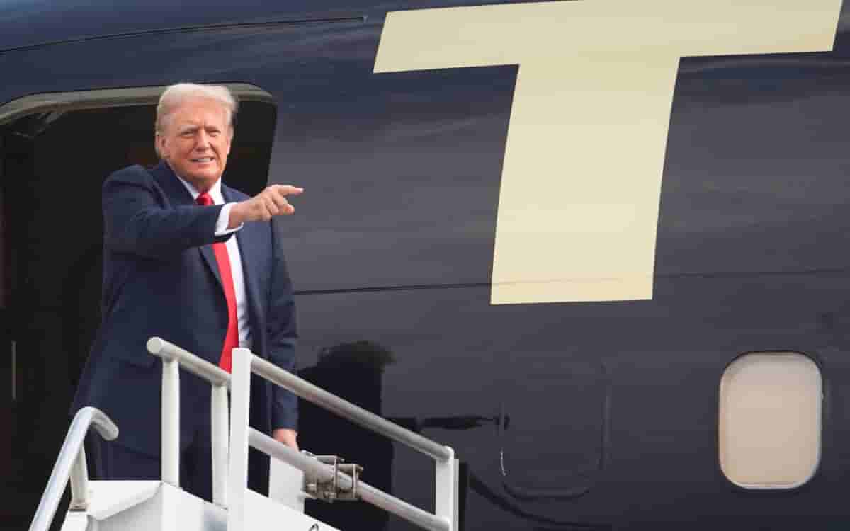 Trump llega a Atlanta en su avión privado para debate con Biden