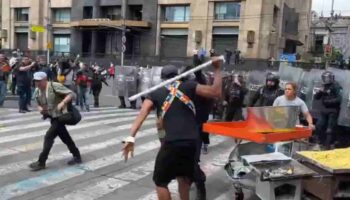 Videos | Enfrentamiento entre policías y comerciantes que bloqueaban Eje Central deja 8 heridos