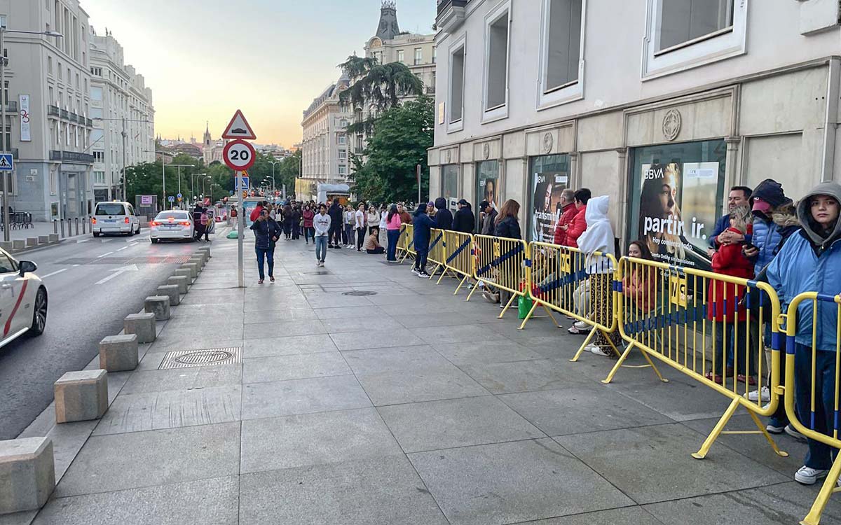 Con largas filas de votantes inicia la jornada electoral en Madrid y París