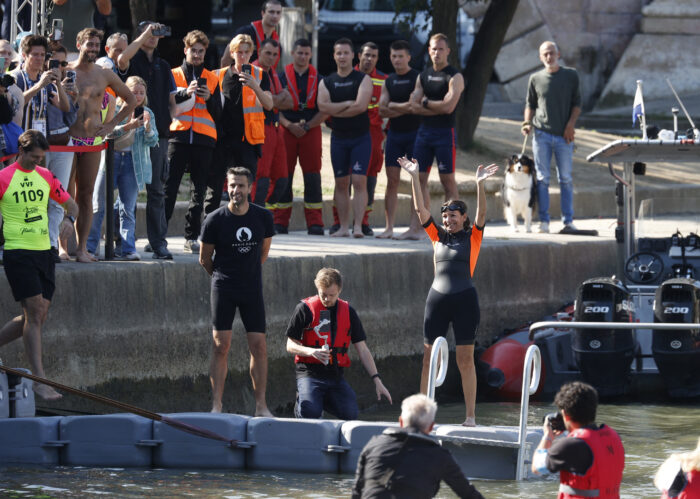 París 2024: Anne Hidalgo nada en el río Sena para probar su limpieza |  Fotogalería y video | Aristegui Noticias