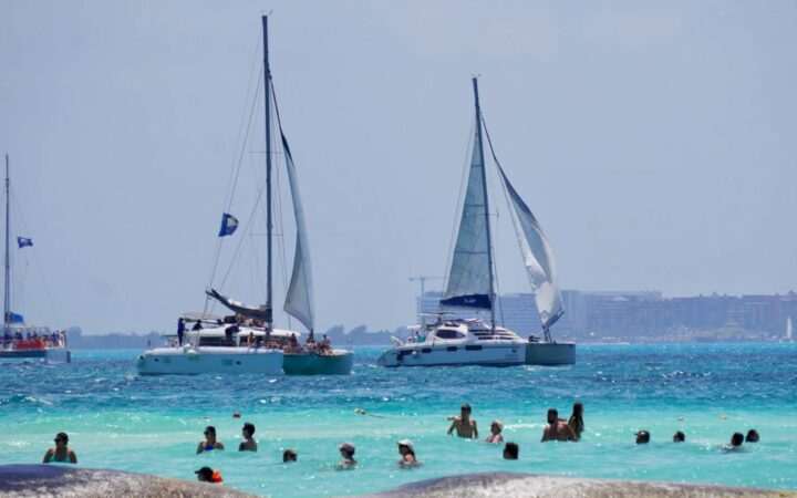 Empresarios: alerta de EU por terrorismo podría afectar al turismo en México